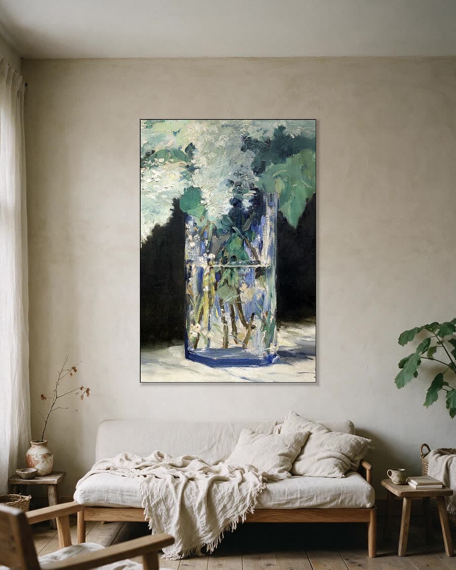 Witte sering in een aluminium frame aan dezelfde muur