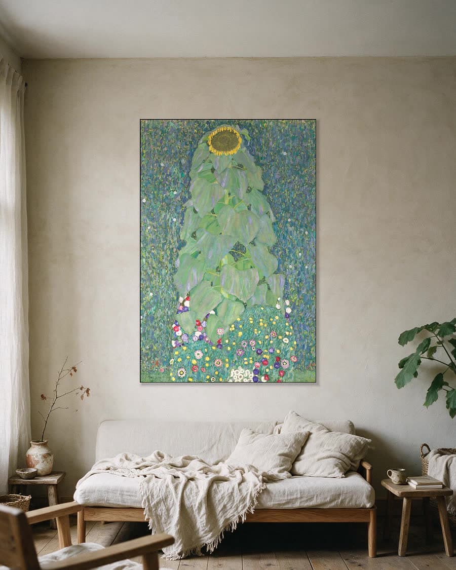 Zonnebloem in een aluminium frame aan dezelfde muur