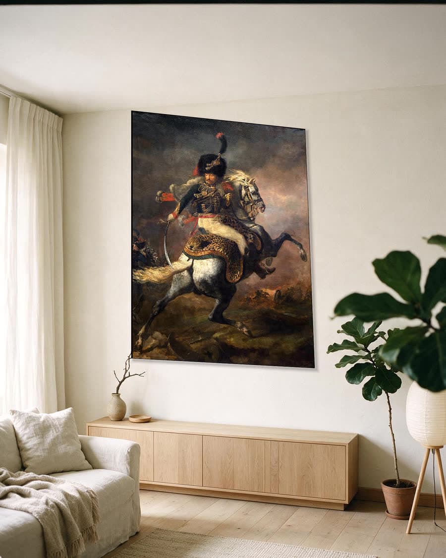 De aanvallende cavalerist in een aluminium frame aan dezelfde muur