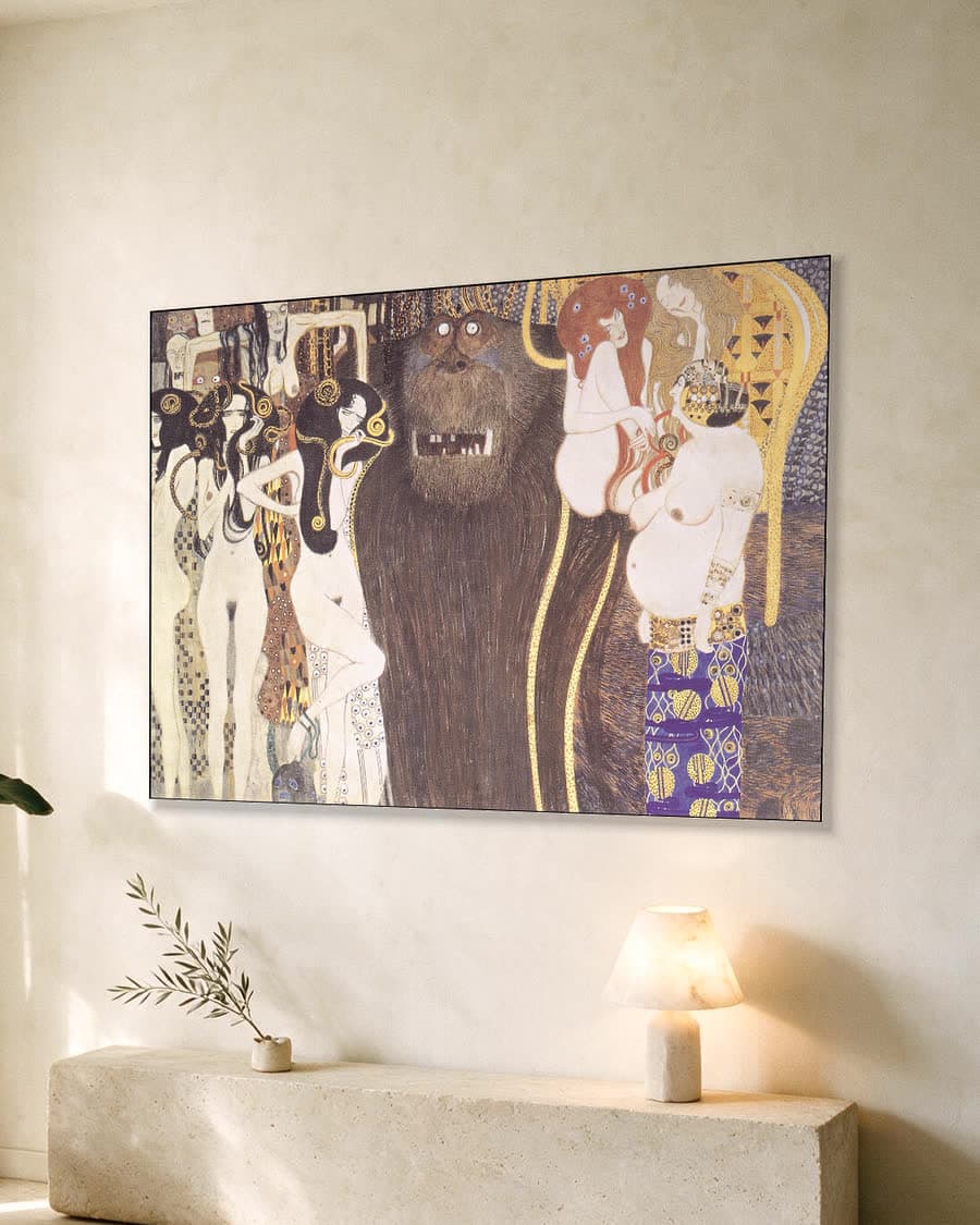 De vijandige machten in een aluminium frame aan dezelfde muur