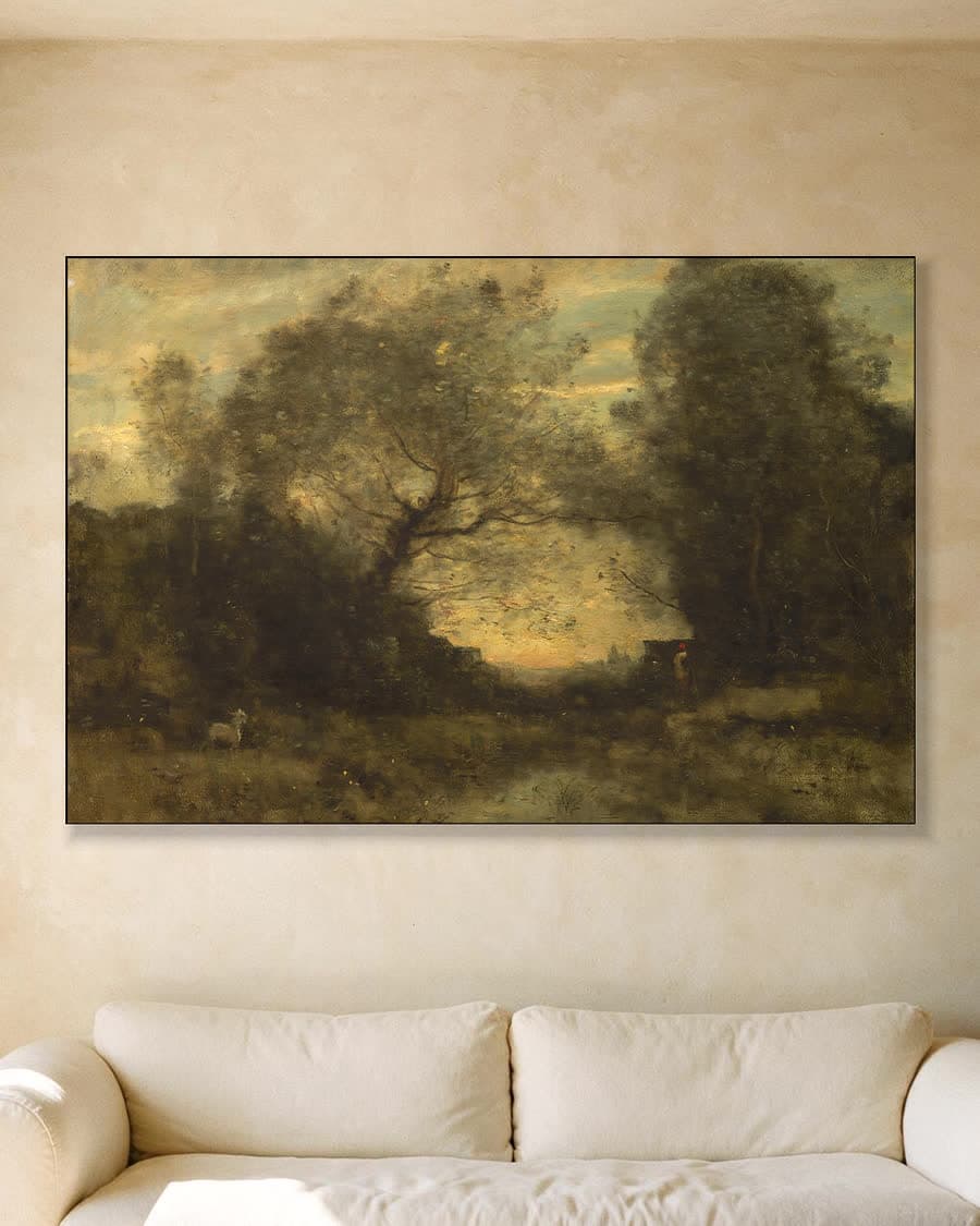 De vijver aan de rand van het bos in een aluminium frame aan dezelfde muur