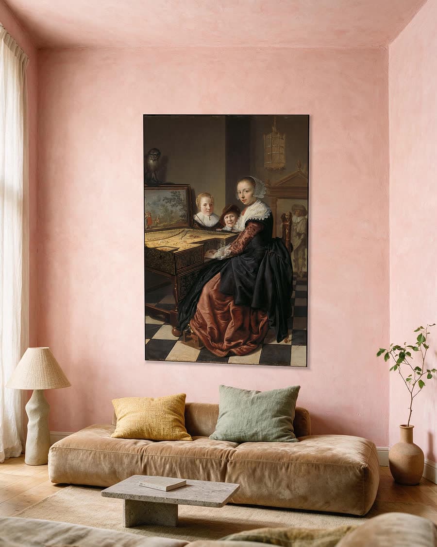 De virginaalspeelster in een aluminium frame aan dezelfde muur