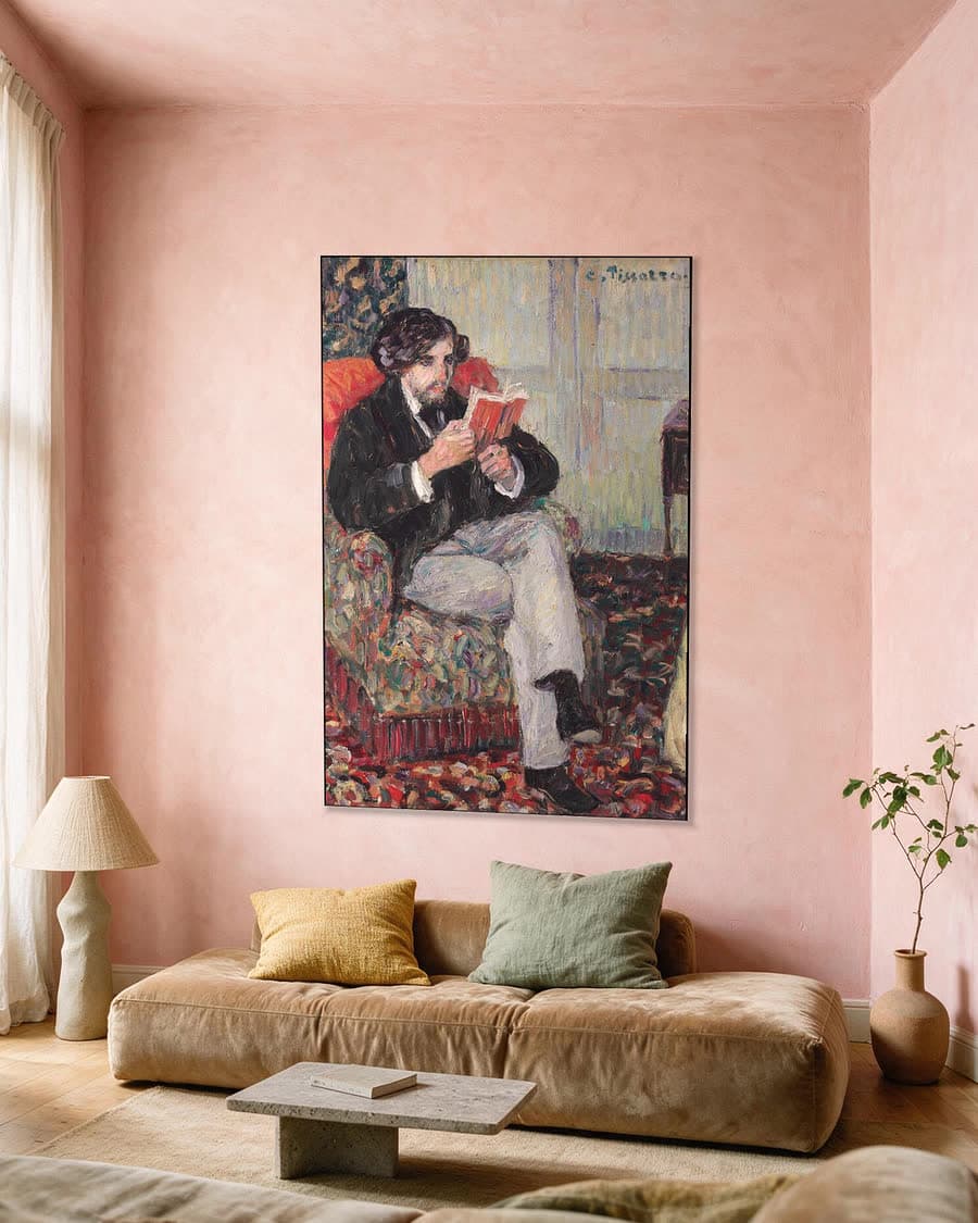 Lezende Félix Pissarro in een aluminium frame aan dezelfde muur