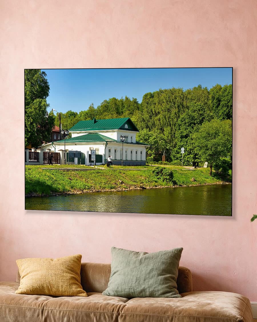De Vladimirka in een aluminium frame aan dezelfde muur