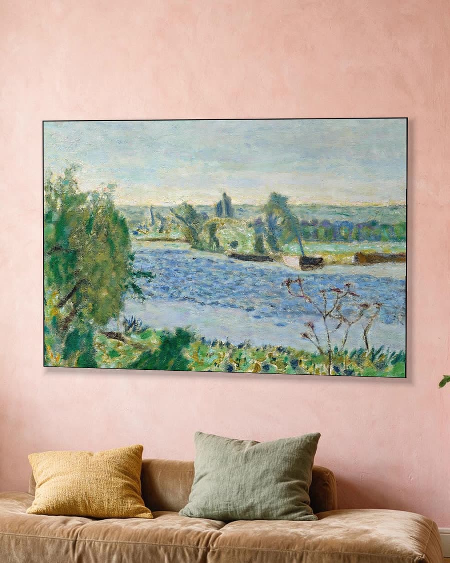 Blauwe ochtend aan de rivier in een aluminium frame aan dezelfde muur