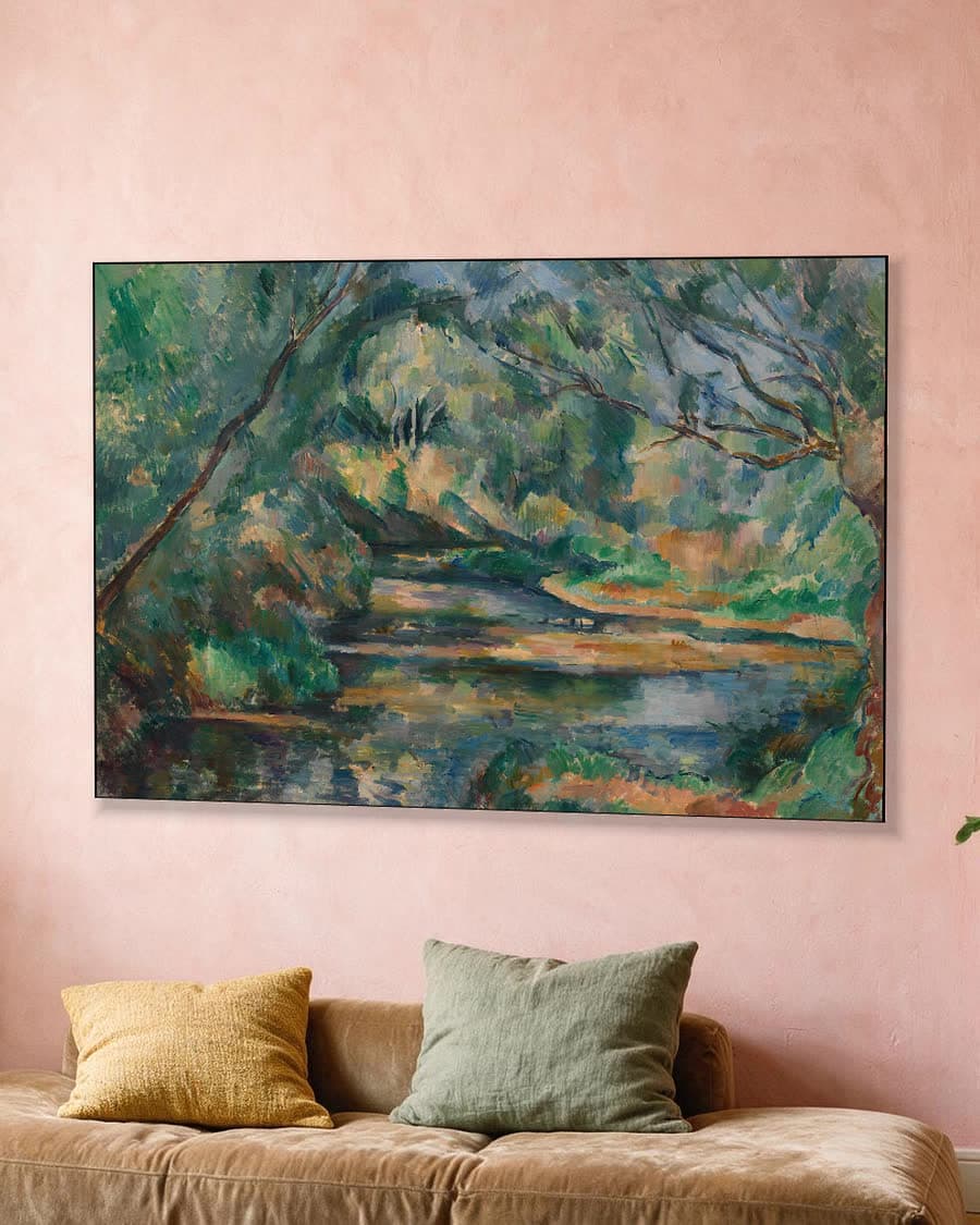 De beek in een aluminium frame aan dezelfde muur