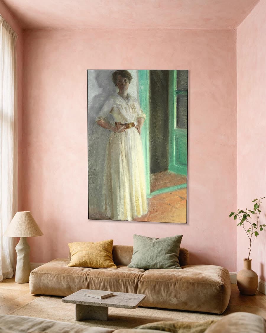 Marie Krøyer bij lamplicht op het terras in een aluminium frame aan dezelfde muur