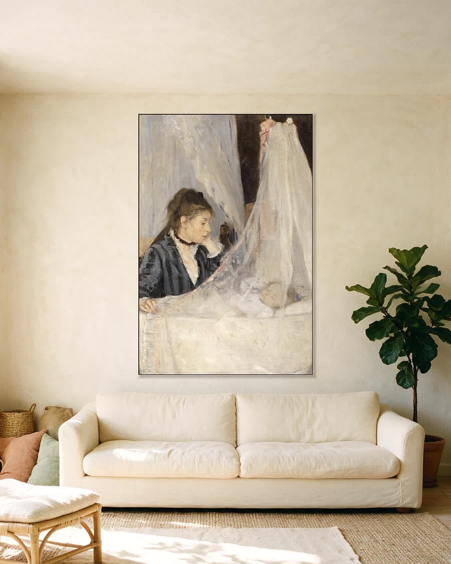 De wieg (1872) in een aluminium frame aan dezelfde muur