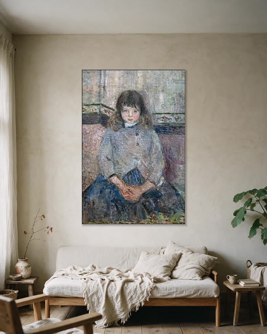 Portret van Félix in een jurkje in een aluminium frame aan dezelfde muur