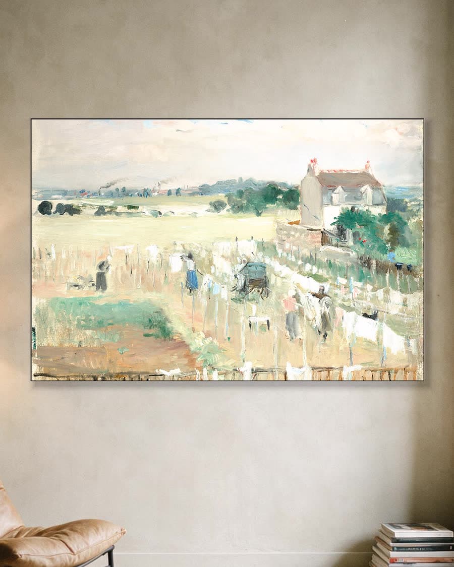 De was te drogen hangen in een aluminium frame aan dezelfde muur