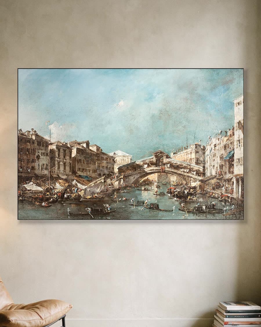 Het Canal Grande met de Rialtobrug, gezien vanuit het zuiden in een aluminium frame aan dezelfde muur