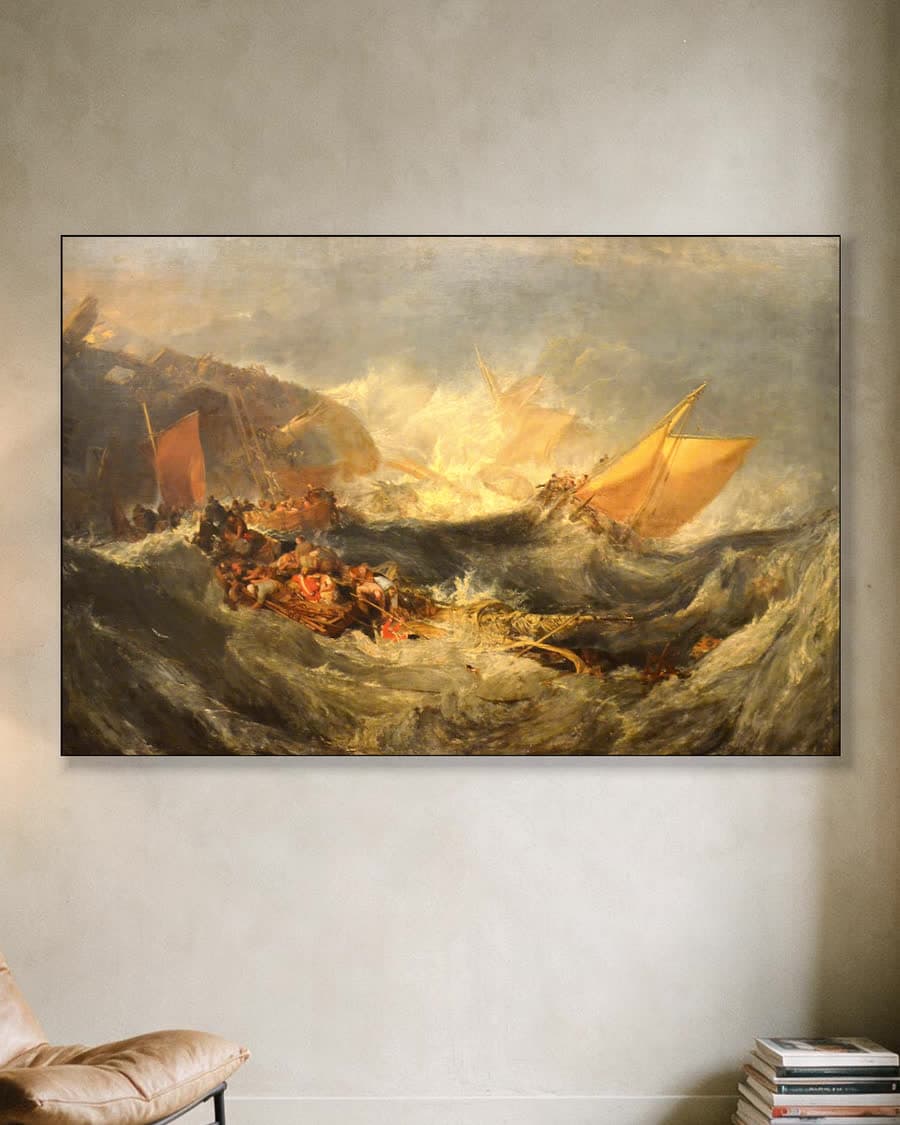 Het wrak van een transportschip in een aluminium frame aan dezelfde muur