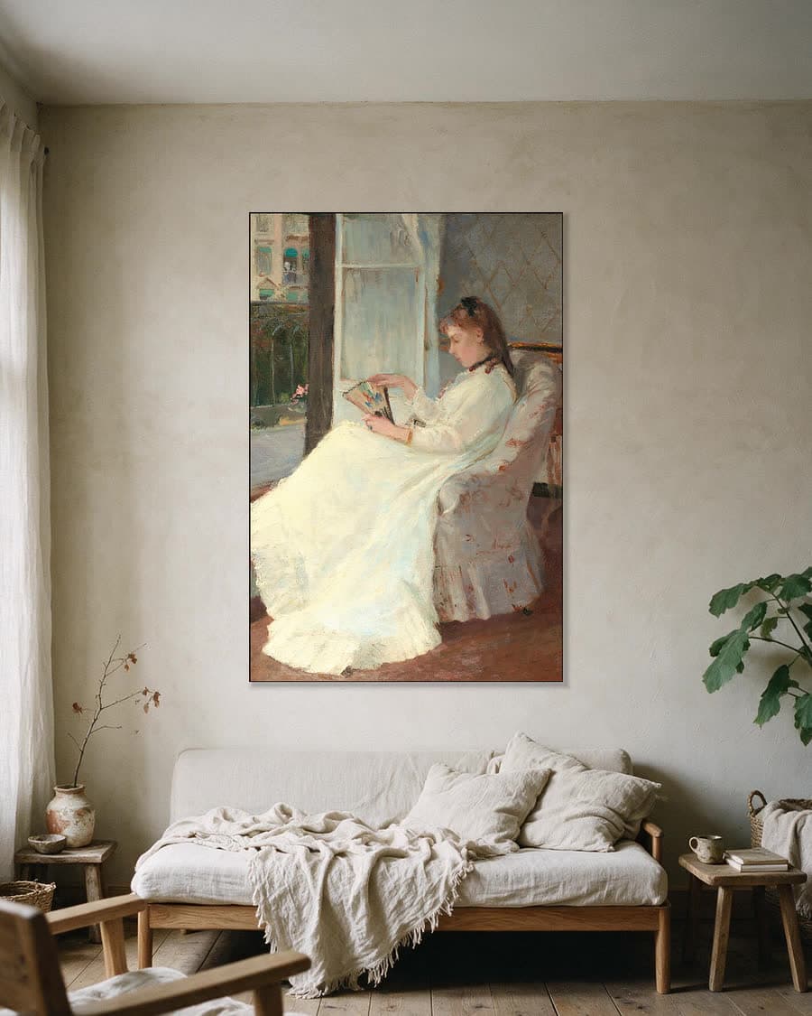 De zuster van de kunstenares bij het raam in een aluminium frame aan dezelfde muur