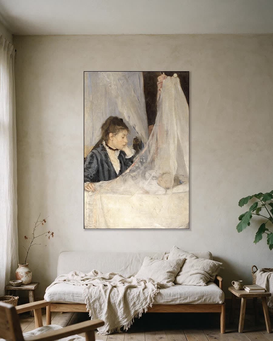 De wieg (1872) in een aluminium frame aan dezelfde muur
