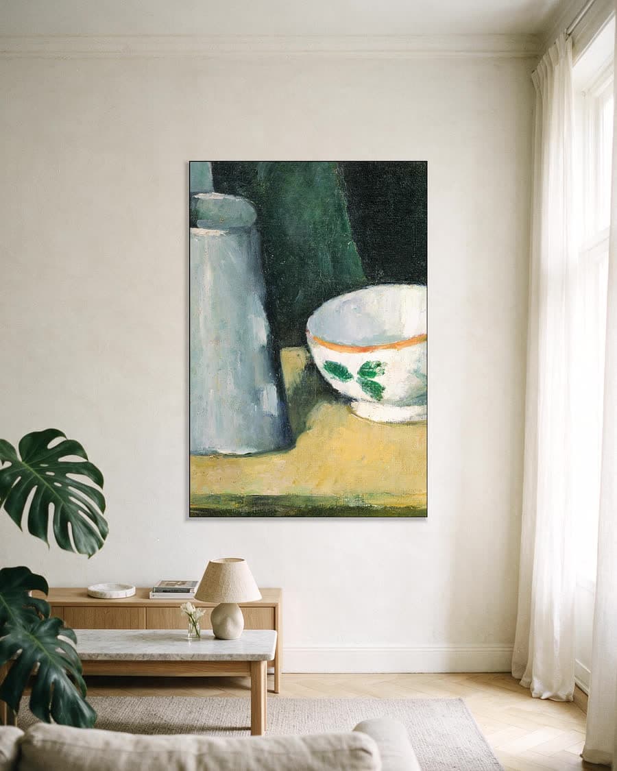 Kom en melkkan in een aluminium frame aan dezelfde muur