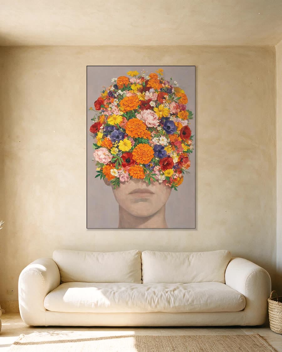 Aangesneden kop in een aluminium frame aan dezelfde muur