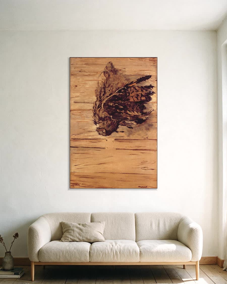 Dode oehoe in een aluminium frame aan dezelfde muur