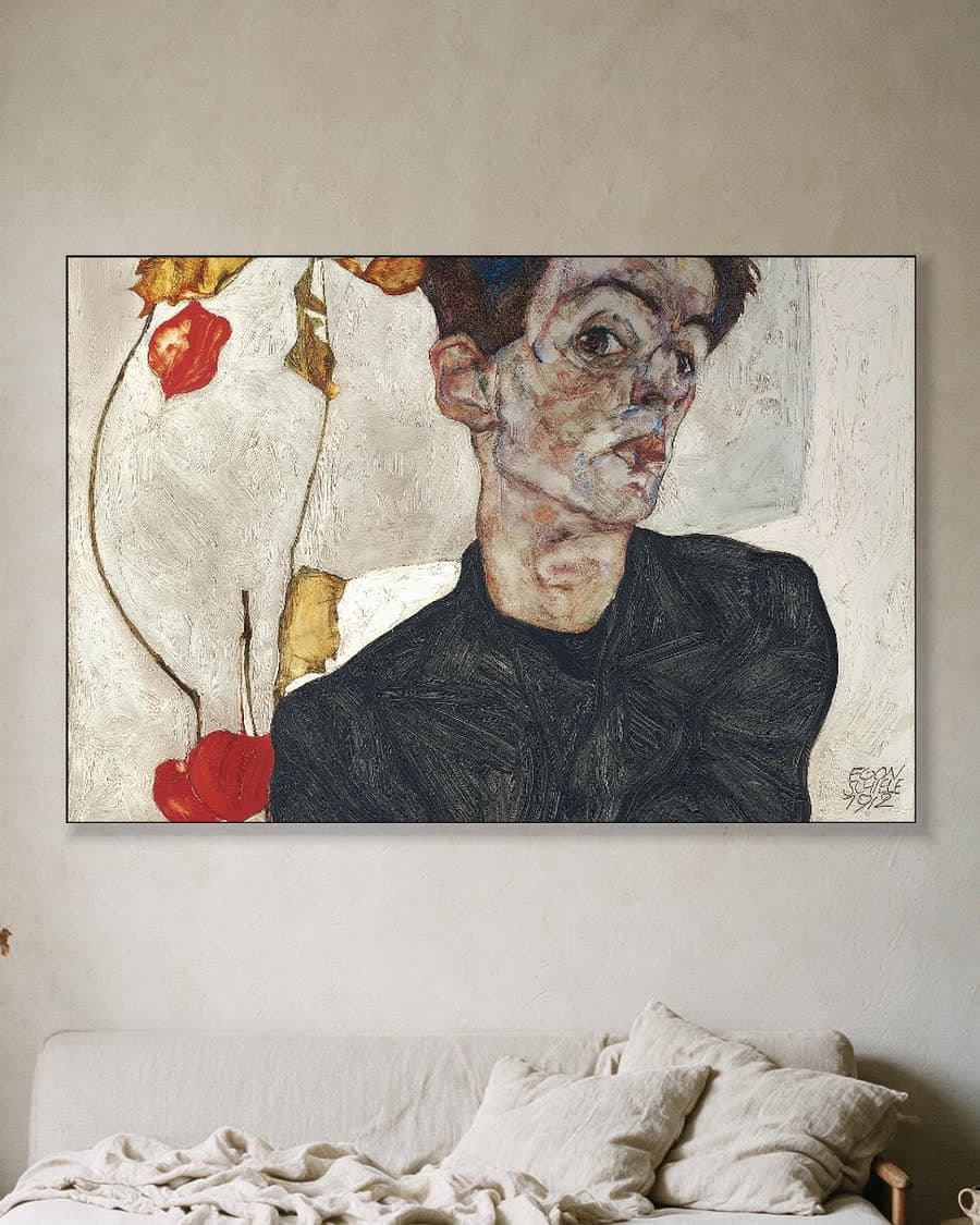 Zelfportret met lampionplant in een aluminium frame aan dezelfde muur