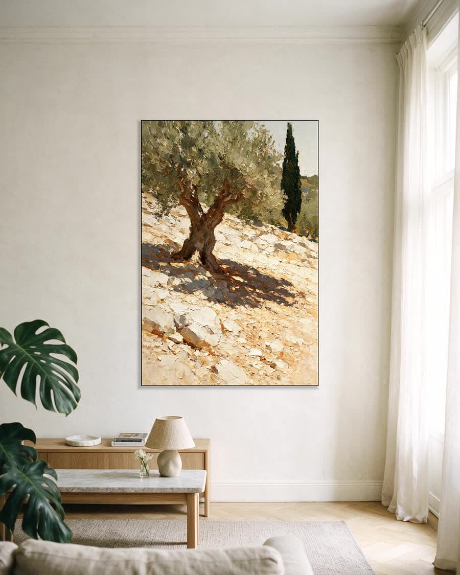 Olijfboom op de helling in een aluminium frame aan dezelfde muur