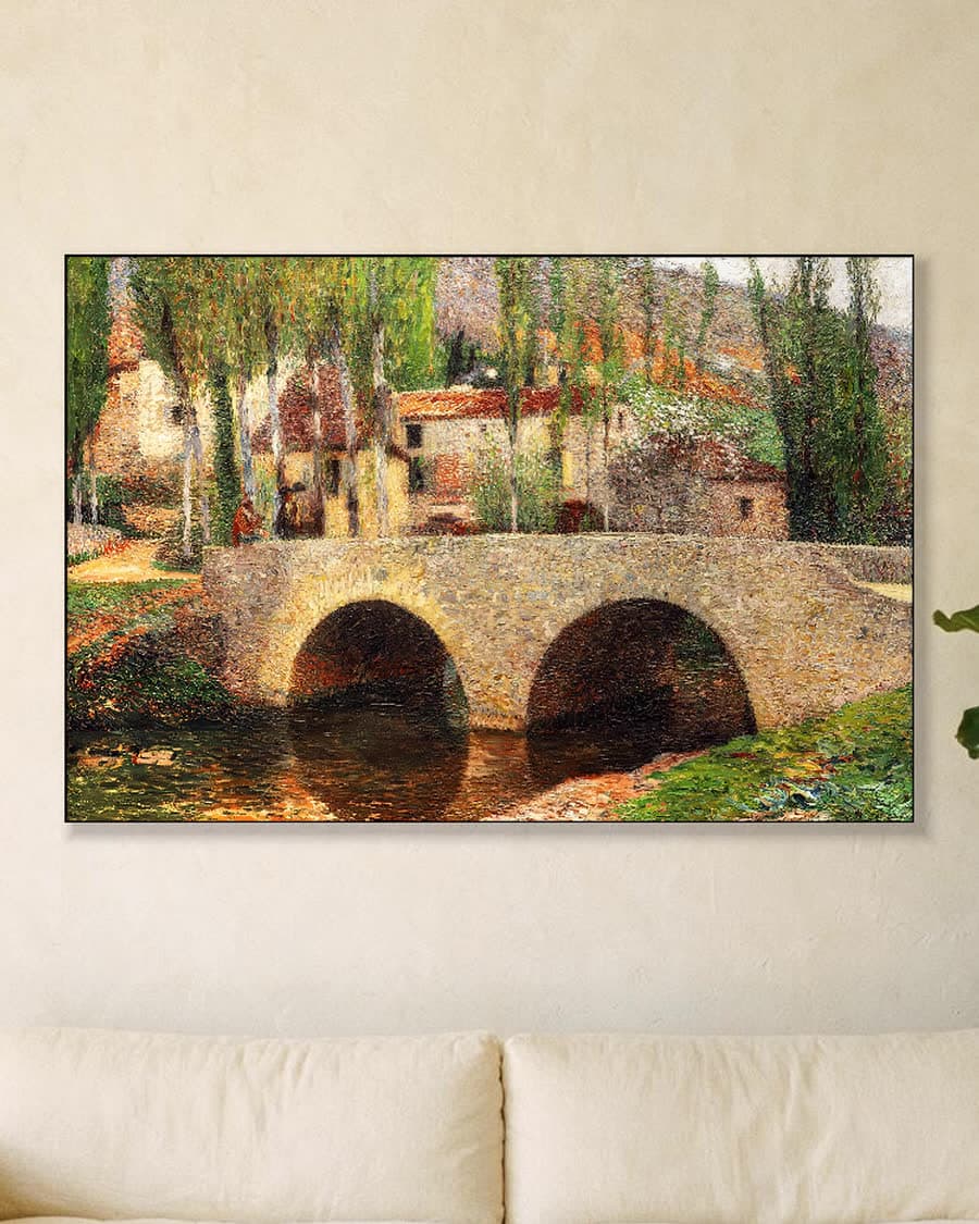 Dorpsgezicht met stenen brug in een aluminium frame aan dezelfde muur
