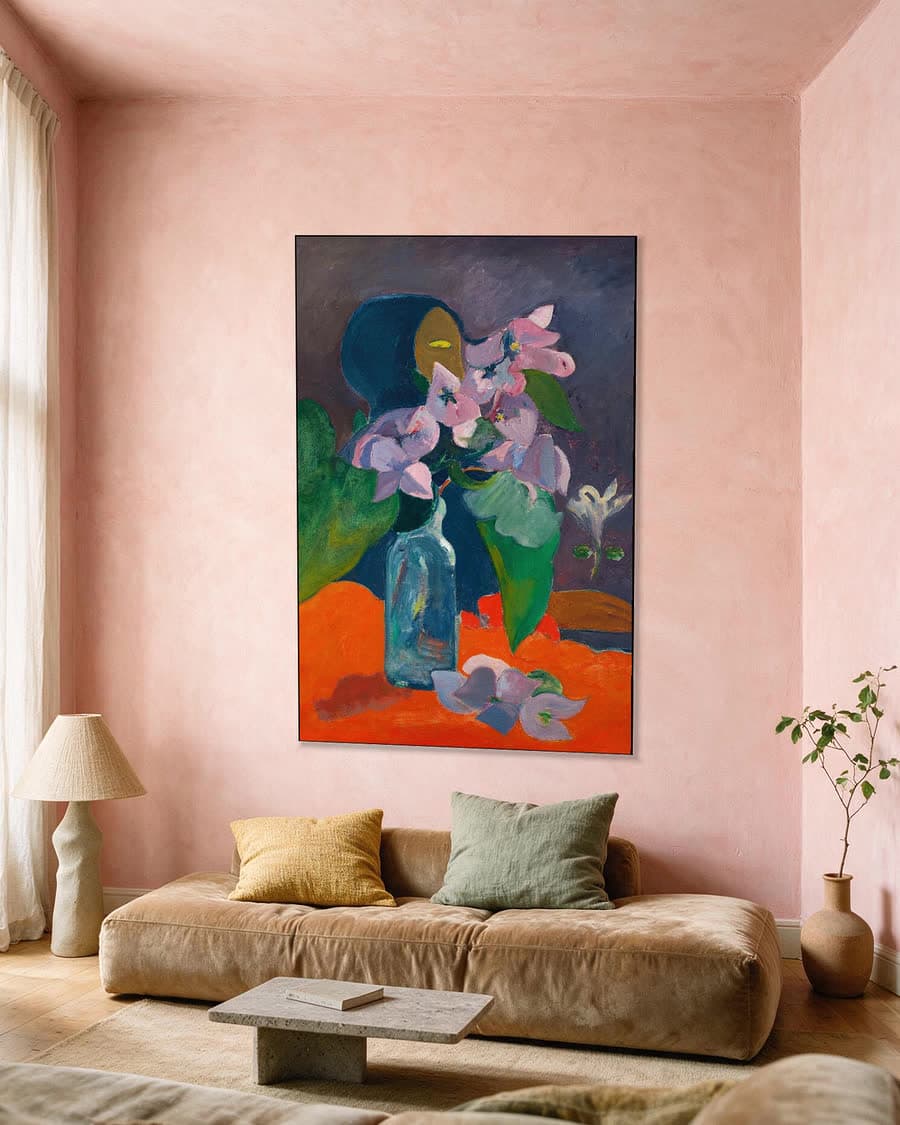Stilleven met bloemen en idool in een aluminium frame aan dezelfde muur