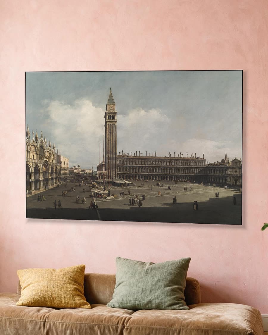 Piazza San Marco, Venetië in een aluminium frame aan dezelfde muur