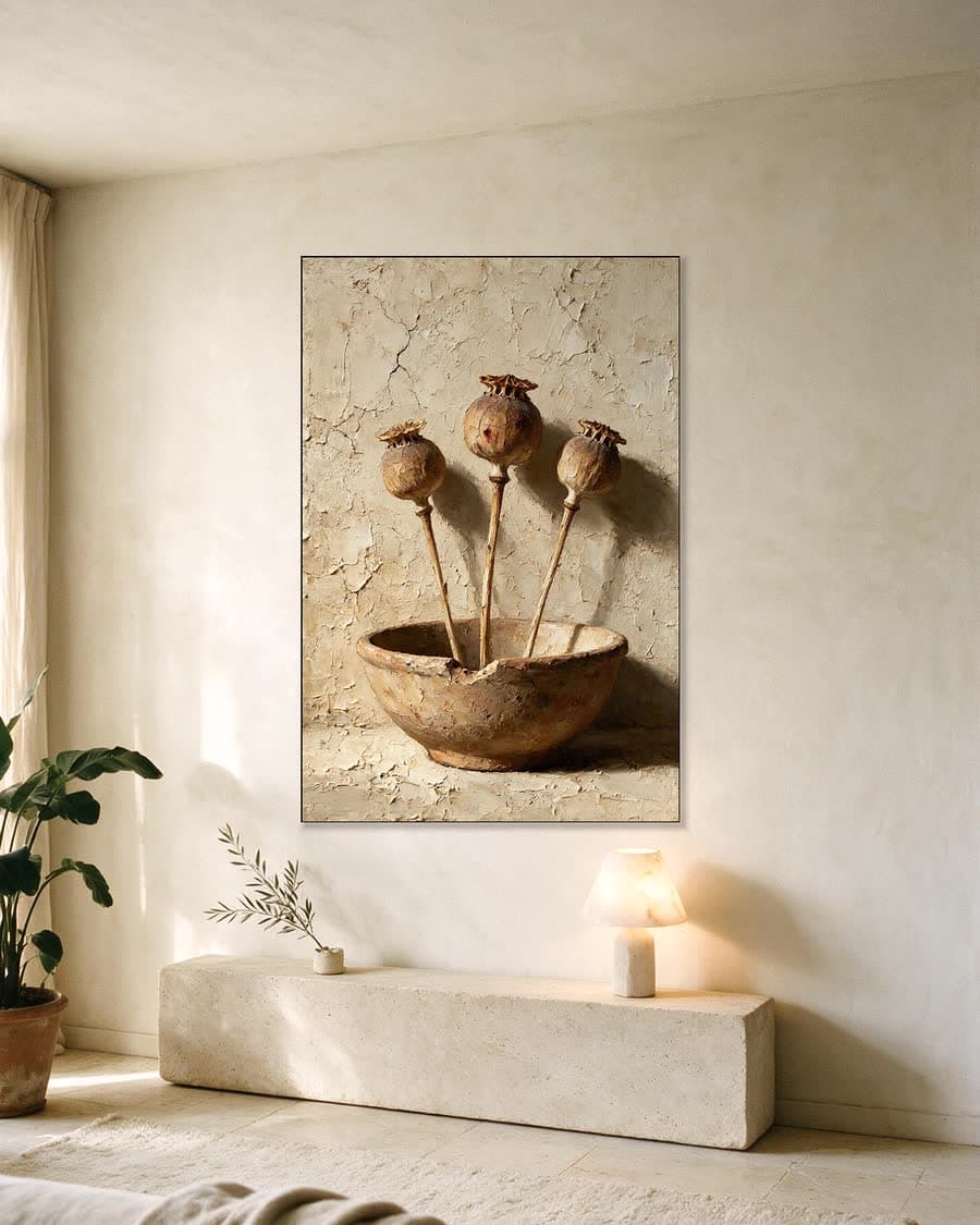 Drie papaverbollen in een aluminium frame aan dezelfde muur
