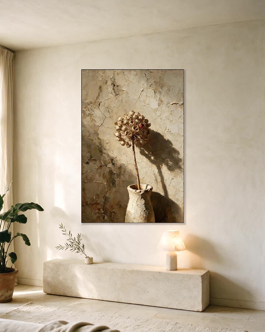 Alliumbol in een vaas in een aluminium frame aan dezelfde muur