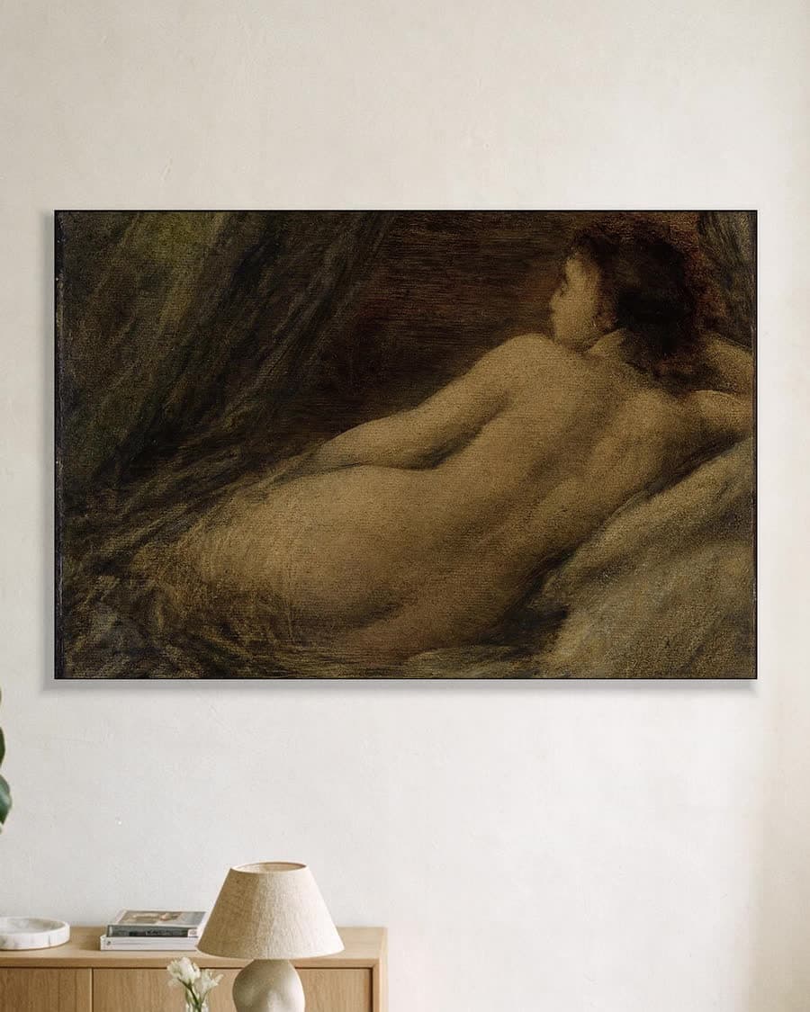 Liggend naakt in een aluminium frame aan dezelfde muur