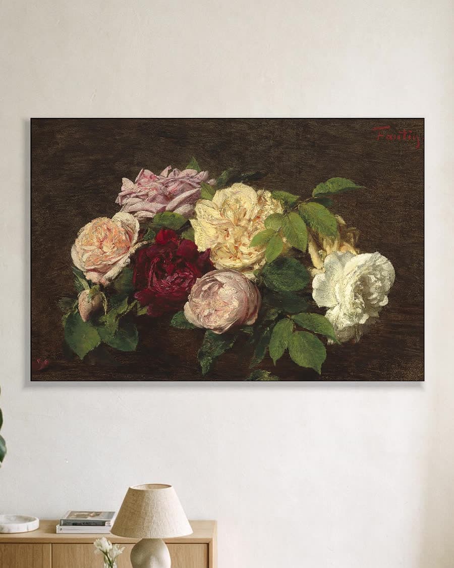 Rozen uit Nice op een tafel in een aluminium frame aan dezelfde muur