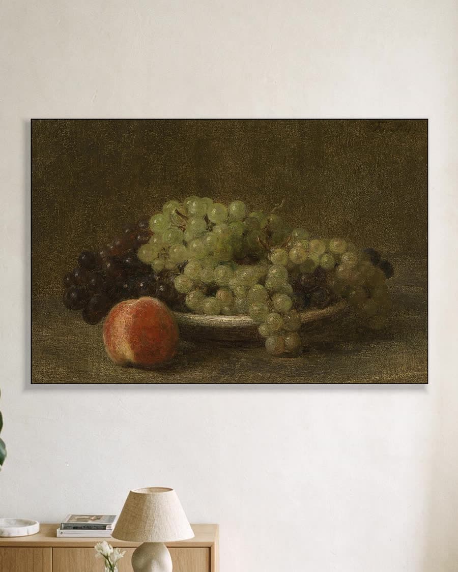 Stilleven met druiven en een perzik in een aluminium frame aan dezelfde muur