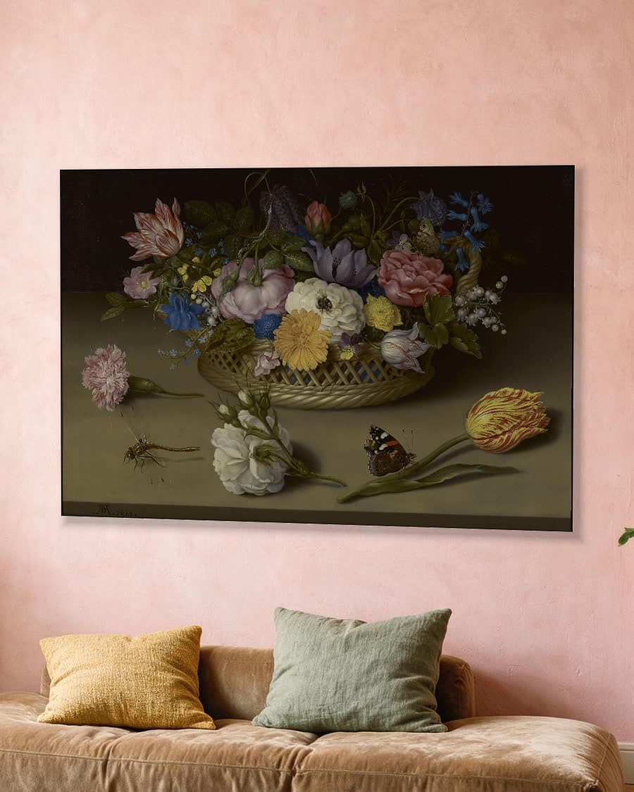 Boeket bloemen in een aluminium frame aan dezelfde muur