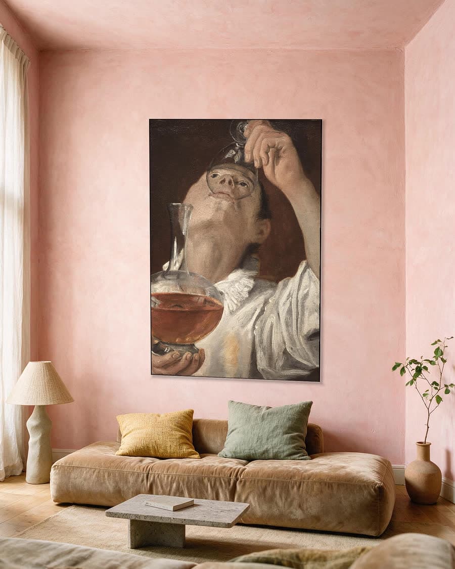 Drinkende jongen in een aluminium frame aan dezelfde muur