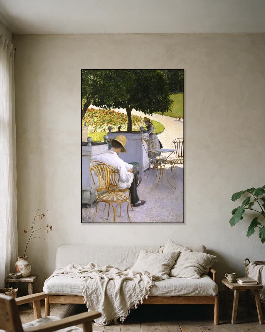 De sinaasappelbomen in een aluminium frame aan dezelfde muur