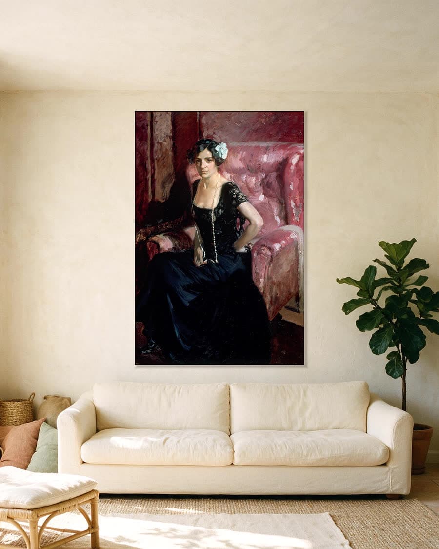 Clotilde in avondjurk in een aluminium frame aan dezelfde muur
