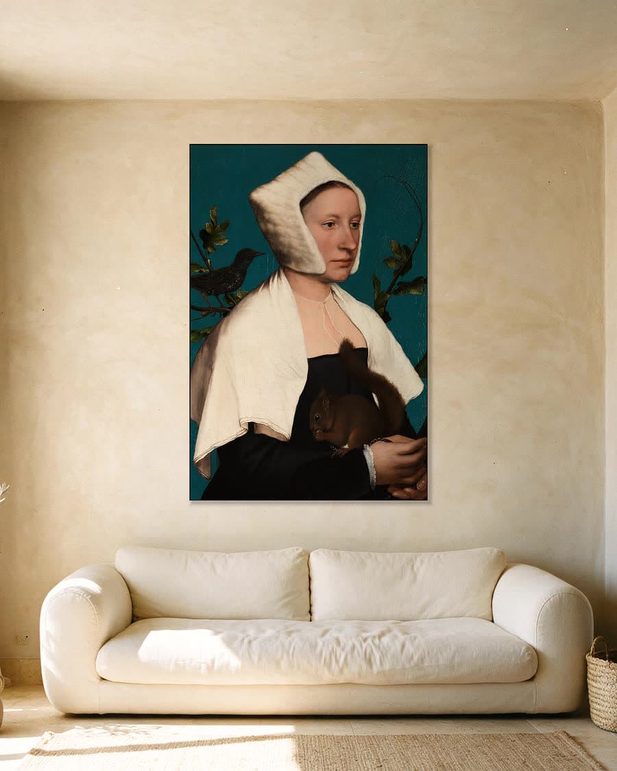 Dame met eekhoorn en spreeuw in een aluminium frame aan dezelfde muur