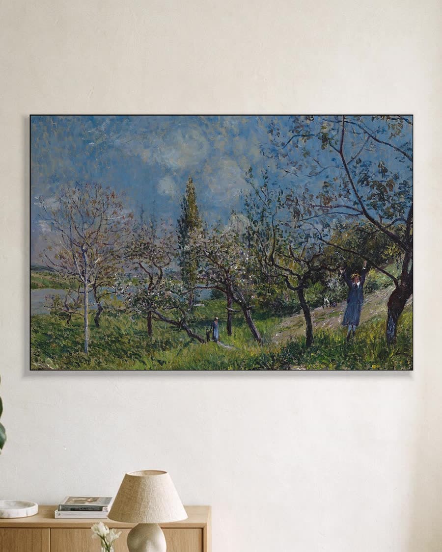 Een boomgaard in de lente in een aluminium frame aan dezelfde muur