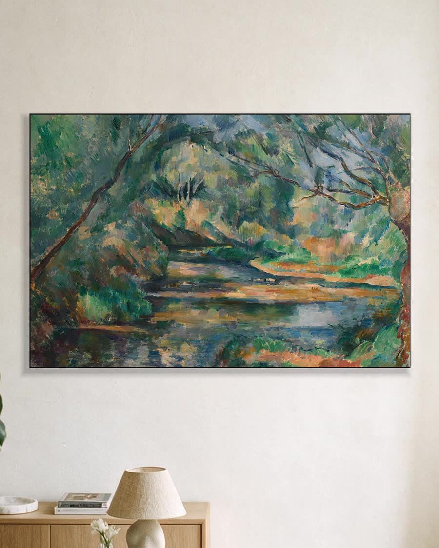 De beek in een aluminium frame aan dezelfde muur