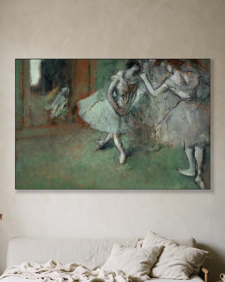 Een groep danseressen in een aluminium frame aan dezelfde muur