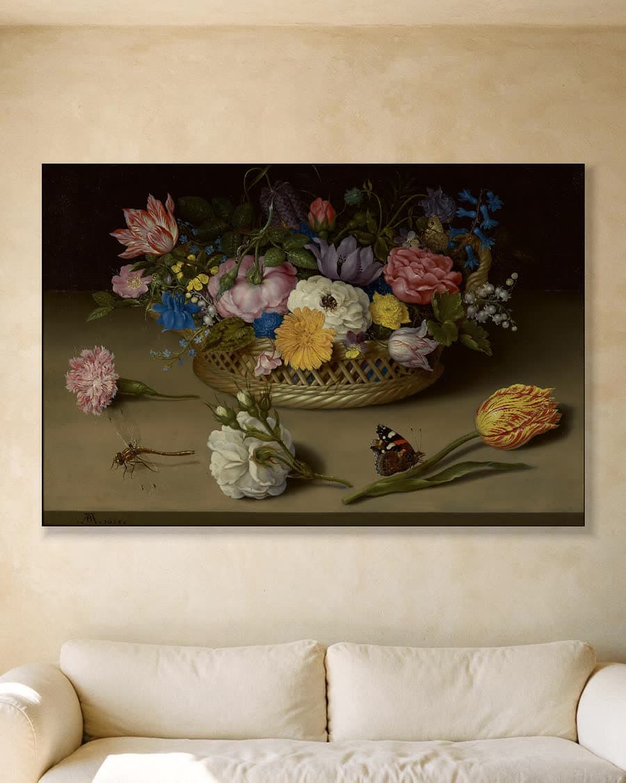 Bloemstilleven in een aluminium frame aan dezelfde muur