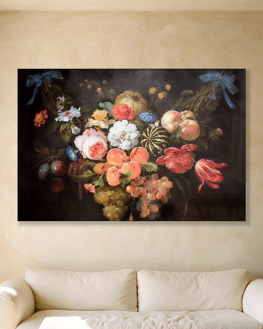 Slinger van fruit en bloemen in een aluminium frame aan dezelfde muur