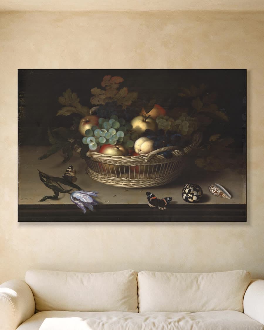 Stilleven met bloemen en schelpen in een aluminium frame aan dezelfde muur