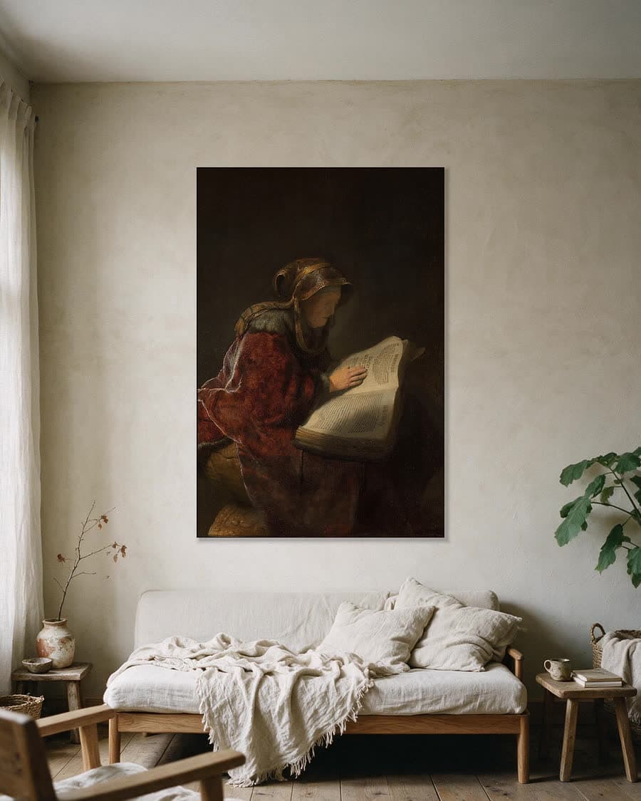 Oude vrouw lezend, waarschijnlijk de profetes Hanna in een aluminium frame aan dezelfde muur