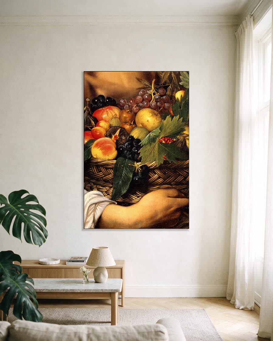 Jongen met een fruitmand in een aluminium frame aan dezelfde muur