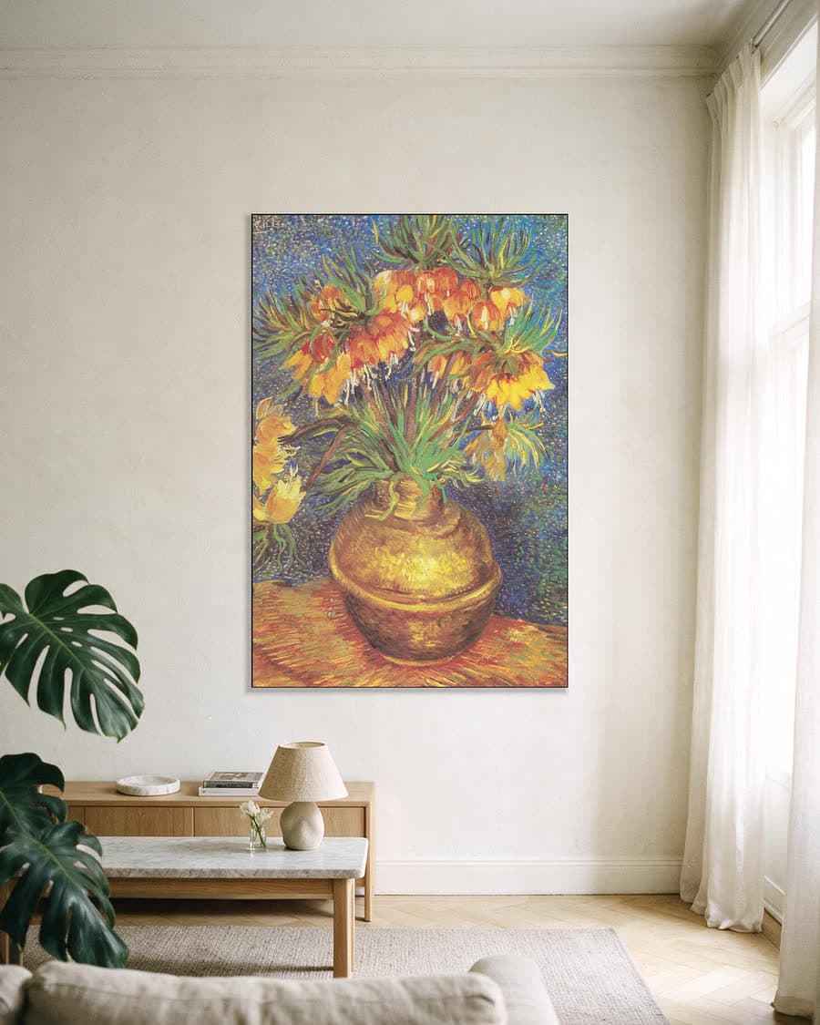 Keizerskronen in een koperen vaas in een aluminium frame aan dezelfde muur