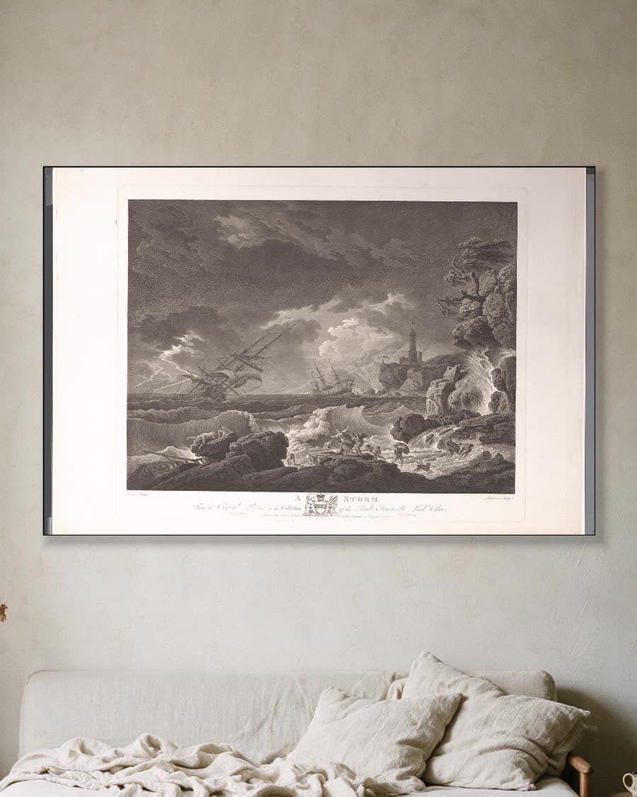 Een schipbreuk in een aluminium frame aan dezelfde muur
