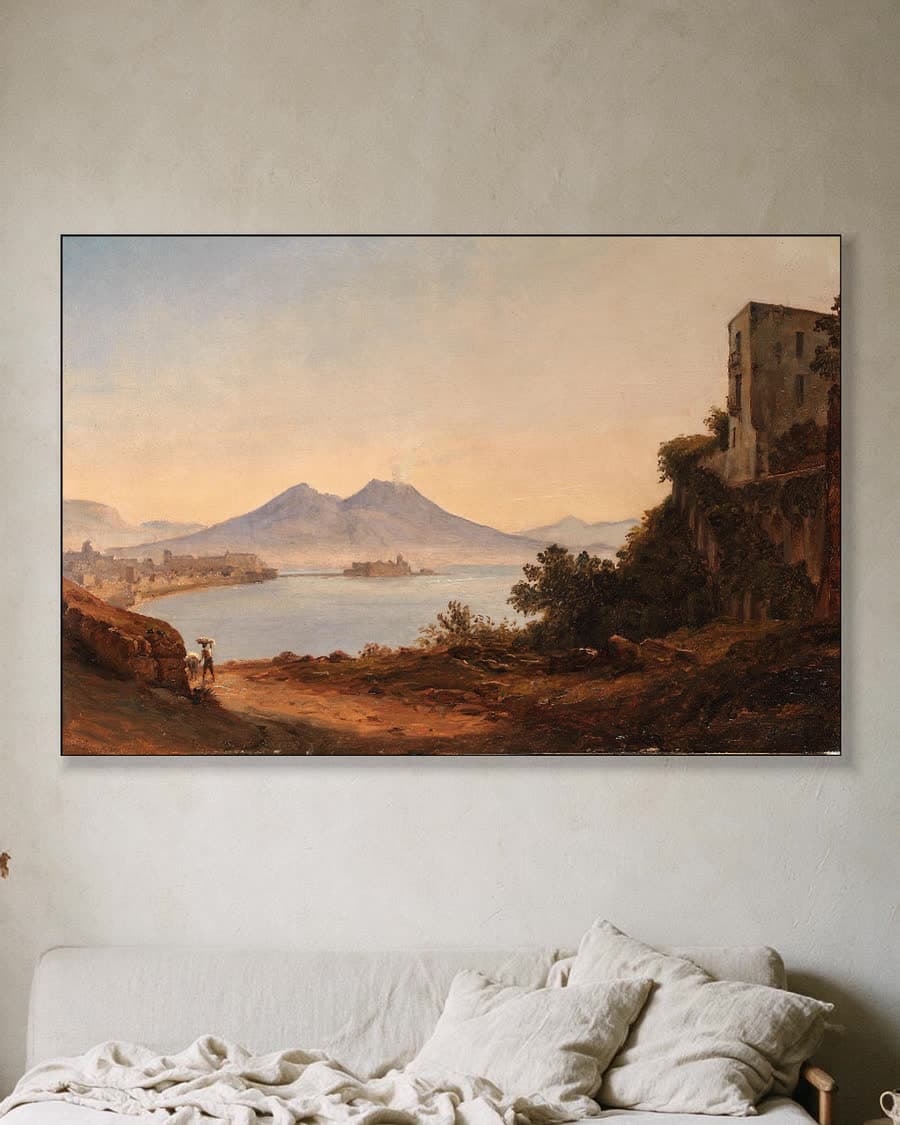 De Golf van Napels met de Vesuvius, gezien vanaf Posillipo in een aluminium frame aan dezelfde muur