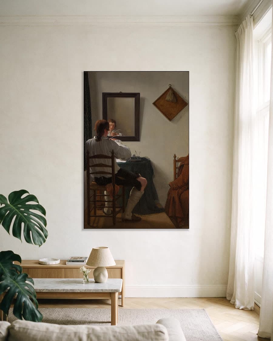Een schrijver die zijn pen versnijdt in een aluminium frame aan dezelfde muur