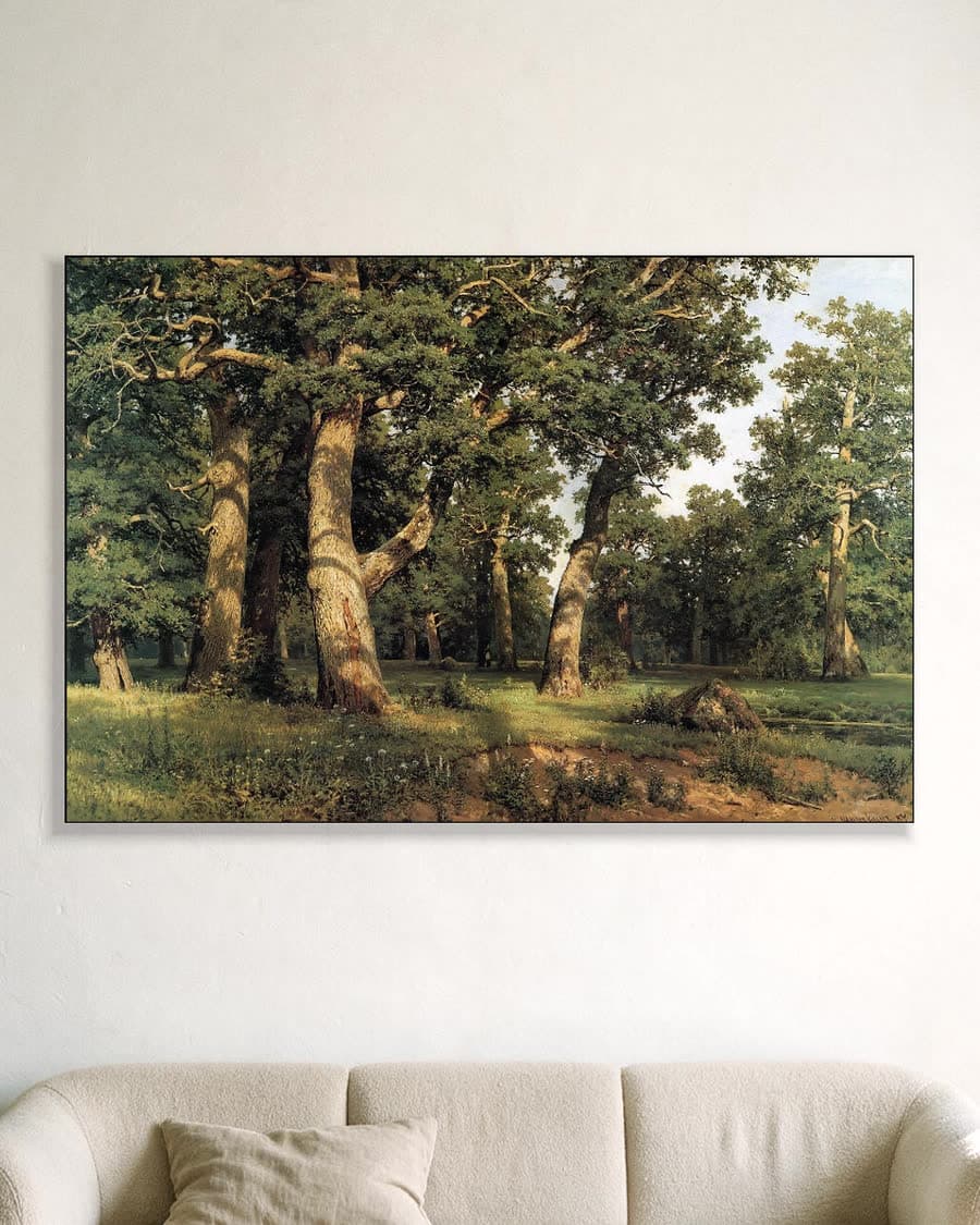 Oude eiken in het bos in een aluminium frame aan dezelfde muur
