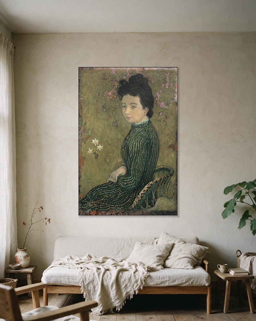 Eva Meurier in een groene jurk in een aluminium frame aan dezelfde muur